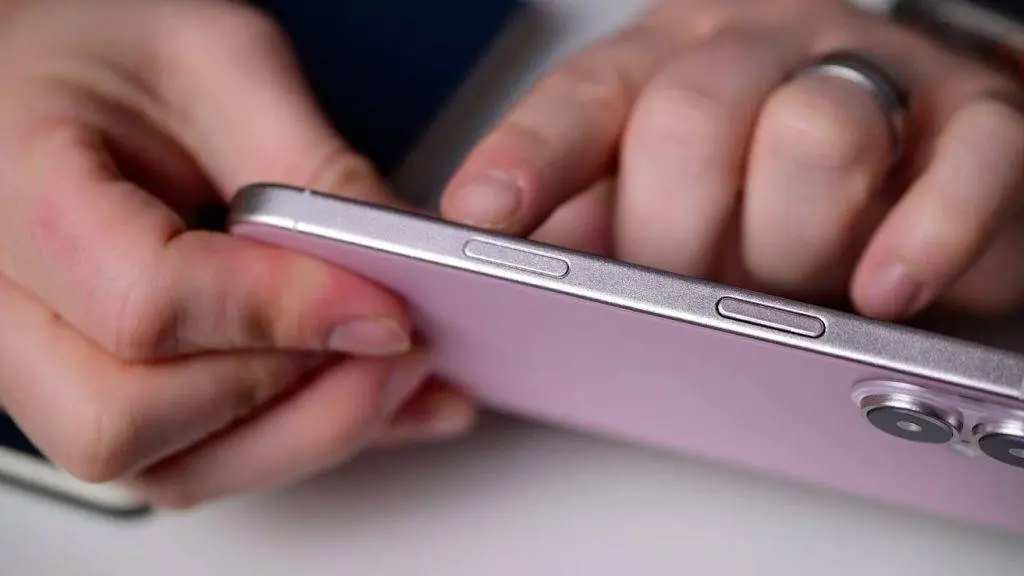 iPhone 16 机模上的「拍摄按钮」，图源：Apple Insider